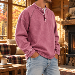 Sweat homme rose porté avec un pantalon clair, col tunisien boutonné visible