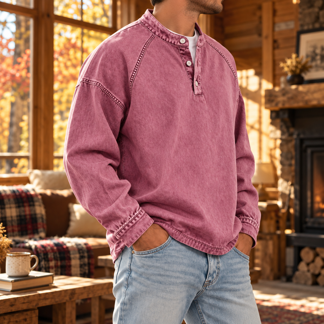 Sweat homme rose porté avec un pantalon clair, col tunisien boutonné visible