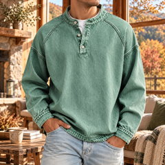 Sweat homme vert délavé avec col montant boutonné et coutures raglan marquées