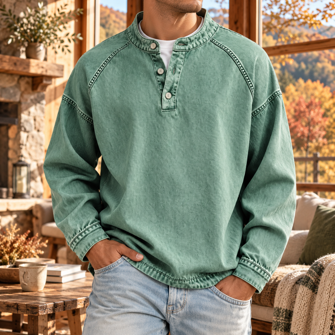 Sweat homme vert délavé avec col montant boutonné et coutures raglan marquées