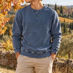 Sweat homme bleu délavé à col rond, piqûre en V visible sous l'encolure