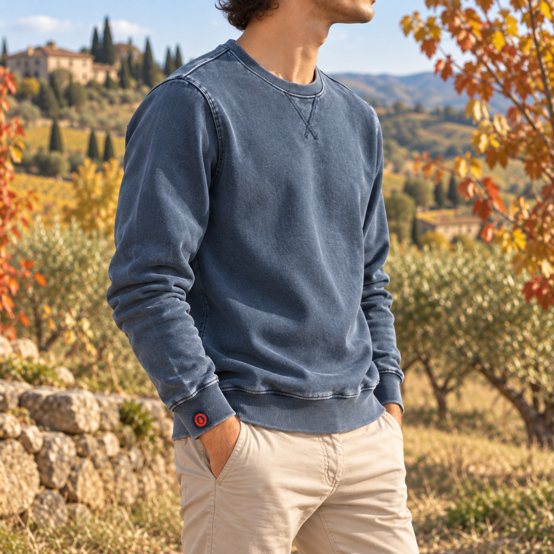 Sweat homme bleu délavé vu de trois quarts, manches longues et poignets côtelés