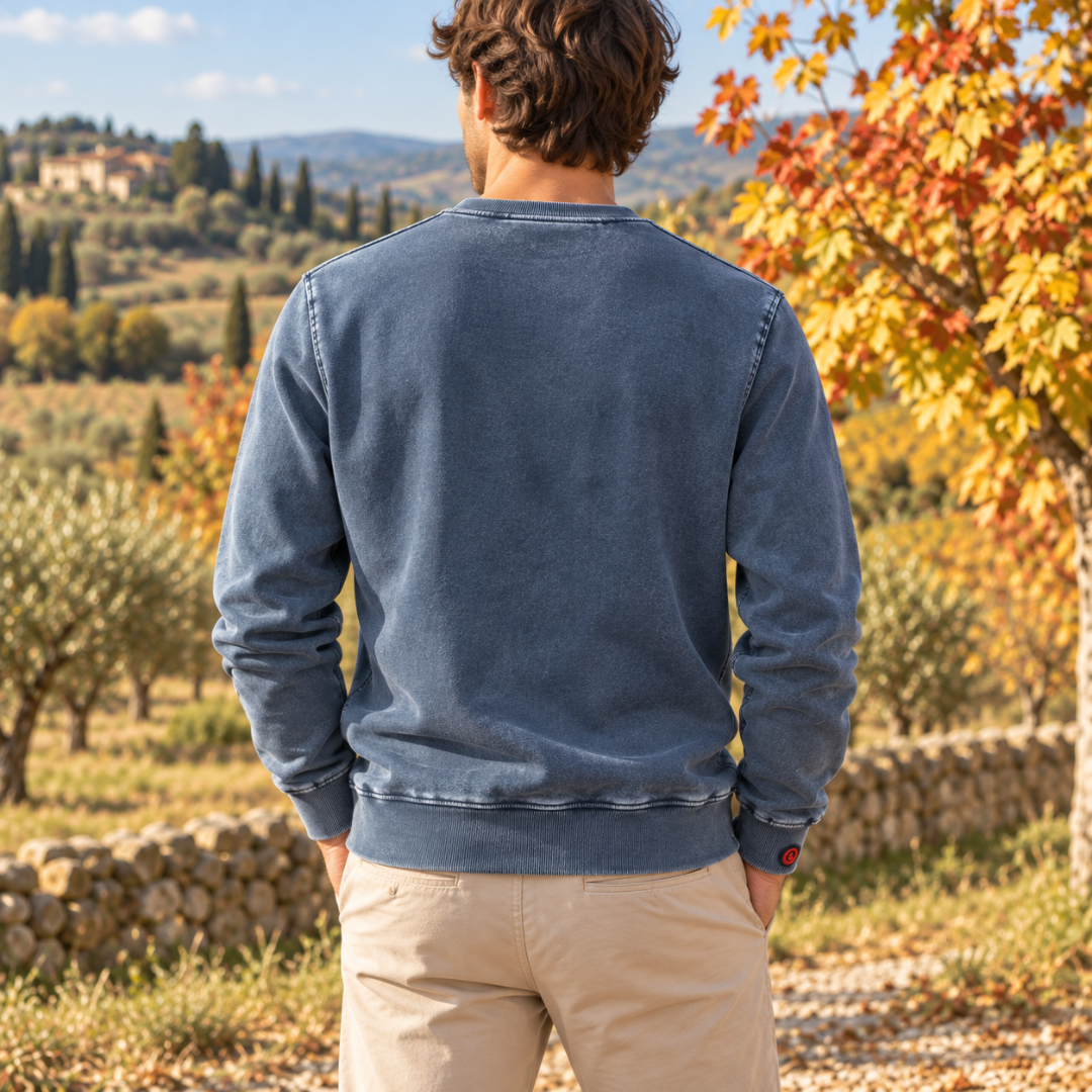 Dos du sweat homme bleu délavé avec bande de taille côtelée et épaules nettes