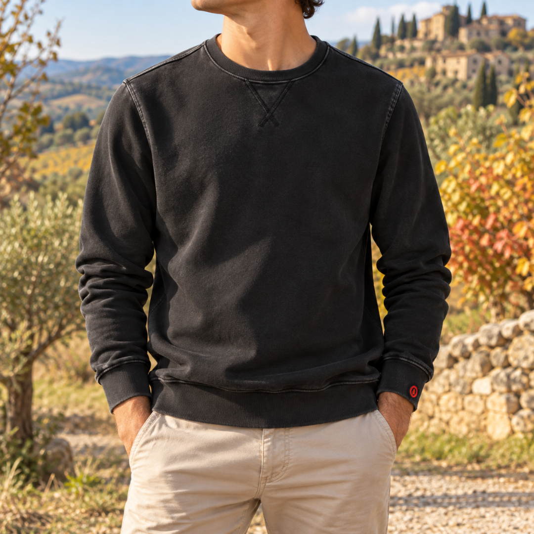 Sweat homme noir délavé à col rond et piqûre en V sous l'encolure