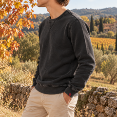 Sweat homme noir délavé de trois quarts, poignets côtelés et étiquette rouge