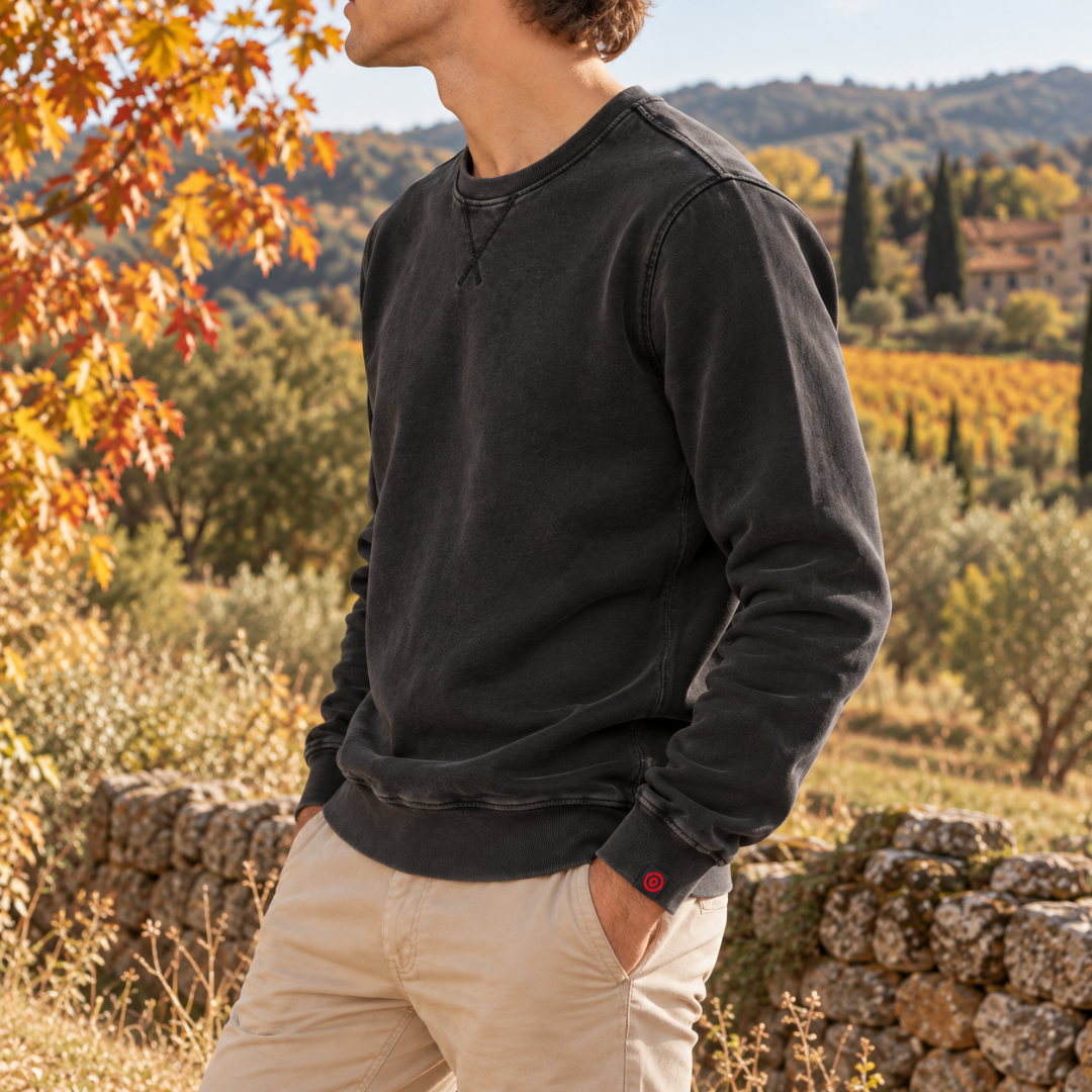 Sweat homme noir délavé de trois quarts, poignets côtelés et étiquette rouge
