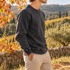 Sweat homme noir délavé de profil, col rond et bande de taille côtelée