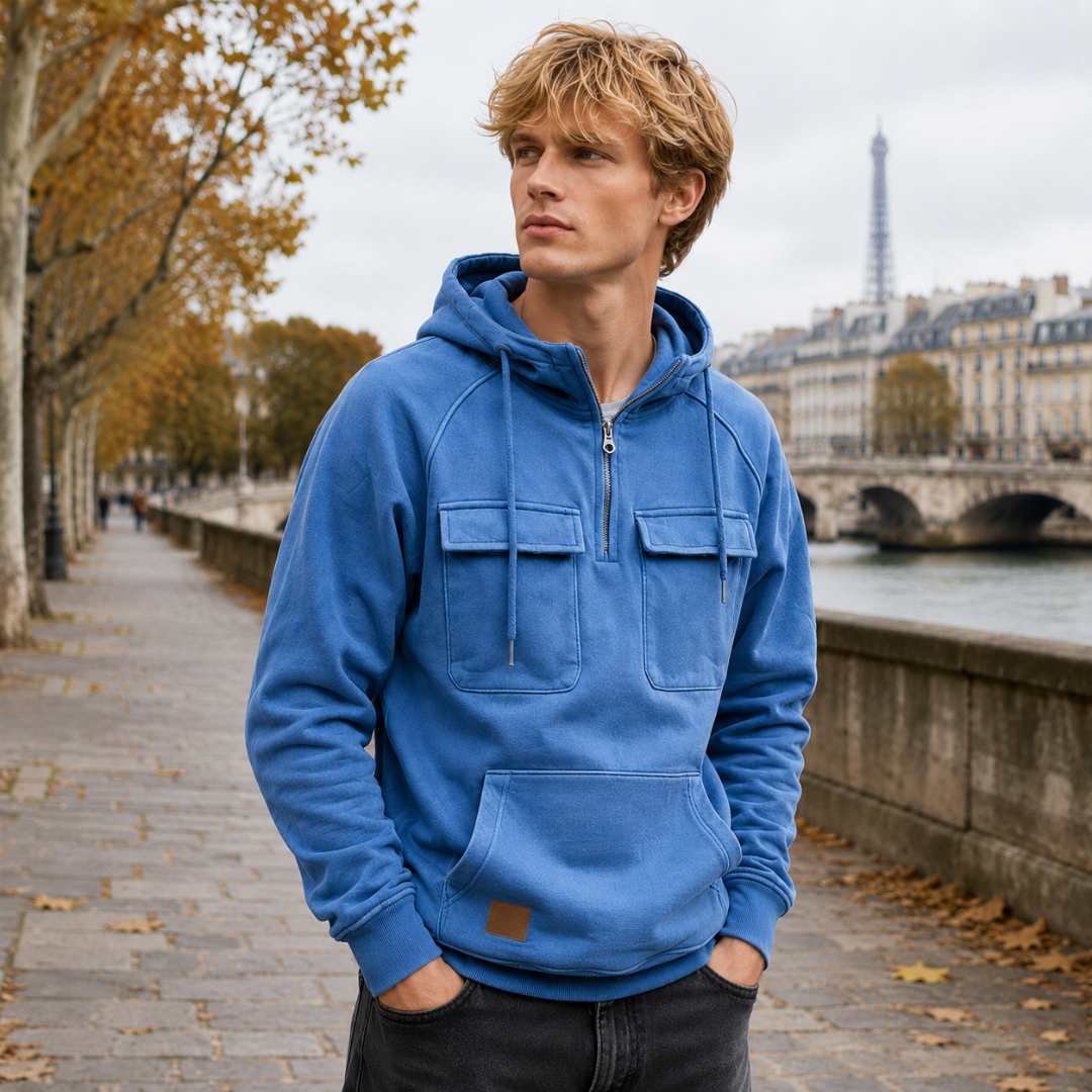 Sweat capuche bleu porté ouvert, fermeture demi-zip et manches raglan