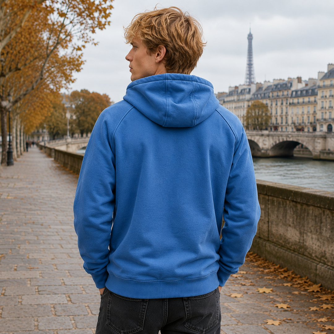 Dos du sweat bleu à capuche, bas côtelé et coutures raglan