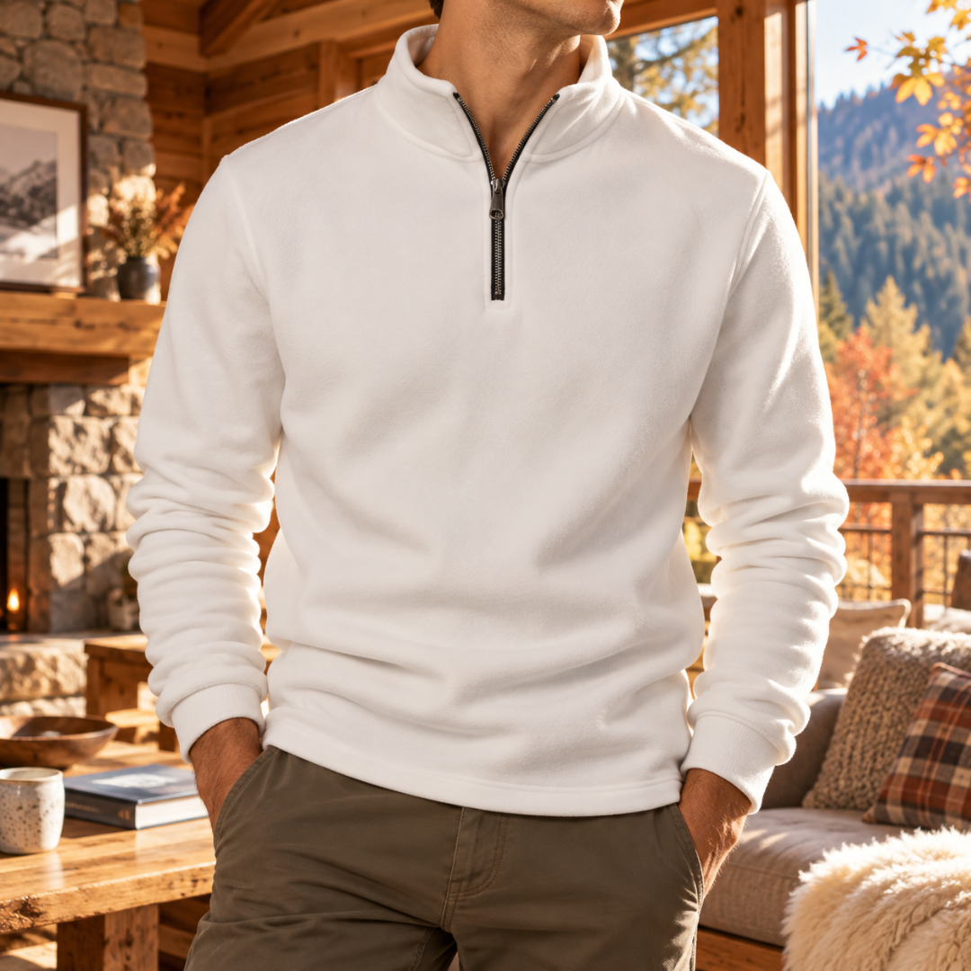 Sweat homme blanc à demi-zip foncé et col montant, porté avec un pantalon kaki