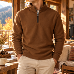 Sweat marron homme à col montant et demi-zip, porté avec un pantalon crème