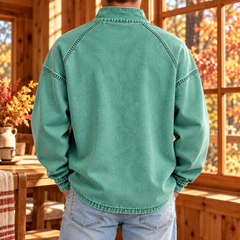 Dos du sweat homme vert clair avec surpiqûres apparentes et bas arrondi