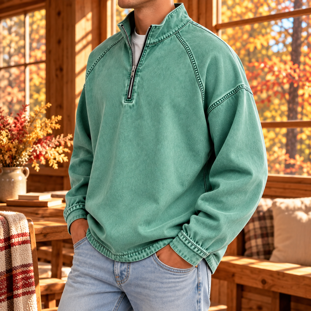 Sweat homme vert clair porté col ouvert, zip métallique et effet délavé