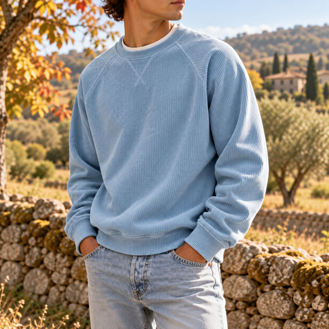 Sweat homme bleu en velours côtelé porté avec un pantalon clair