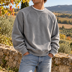 Sweat homme gris en velours côtelé, côtes verticales et col rond