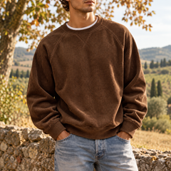 Sweat homme marron en velours côtelé porté sur un tee-shirt blanc