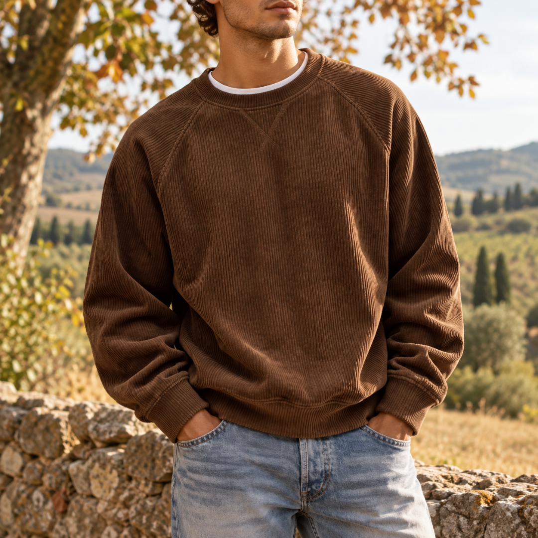 Sweat homme marron en velours côtelé porté sur un tee-shirt blanc