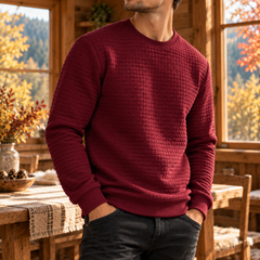Sweat homme rouge matelassé porté avec un pantalon foncé, col rond