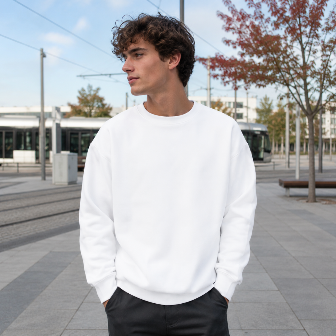Sweat homme blanc uni à épaules tombantes et poignets côtelés en ville