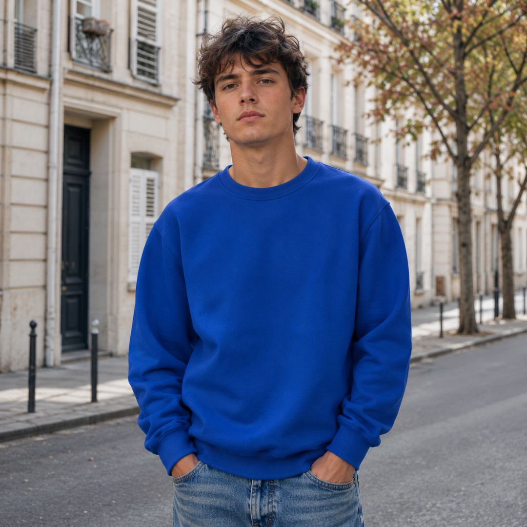 Sweat homme bleu vif à col rond, manches longues et bas côtelé dans une rue