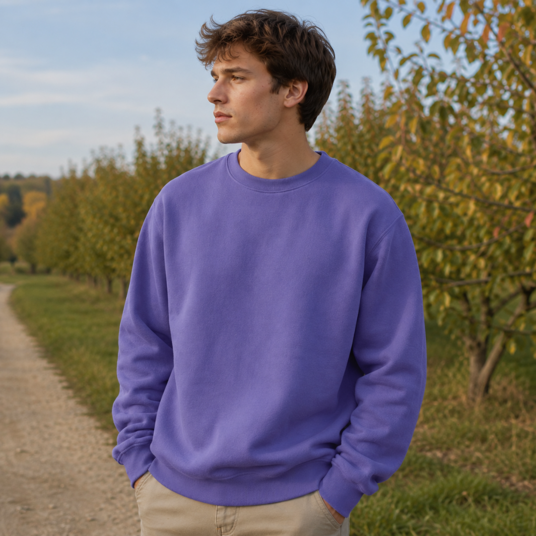 Sweat homme violet à col rond côtelé porté avec un pantalon beige en extérieur