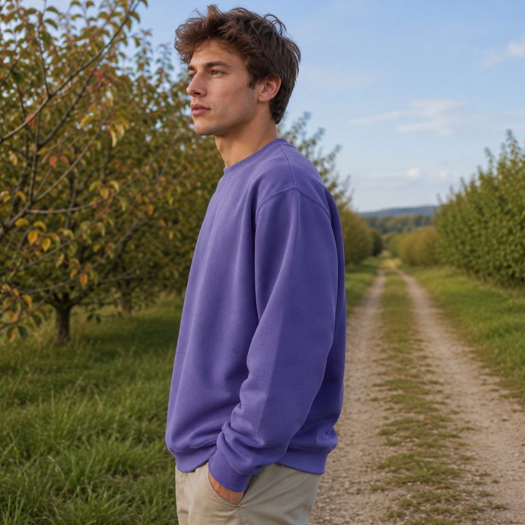 Vue de profil du sweat homme violet montrant les épaules tombantes et les poignets côtelés