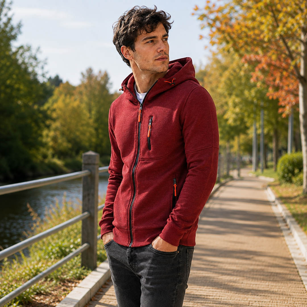 Homme de trois quarts en sweat rouge zippé, capuche à cordon et poches latérales