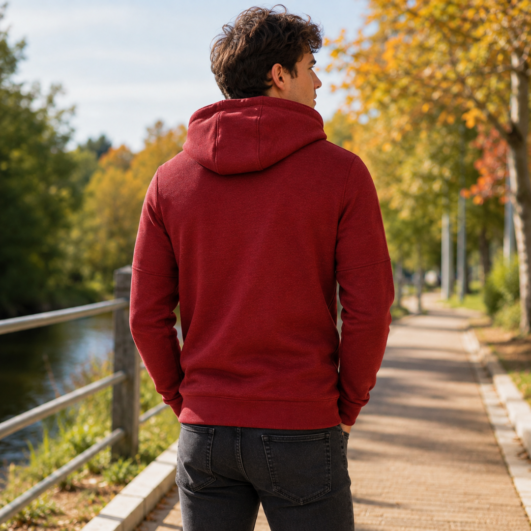 Dos du sweat à capuche homme rouge avec bas côtelé et capuche rabattue dans le dos