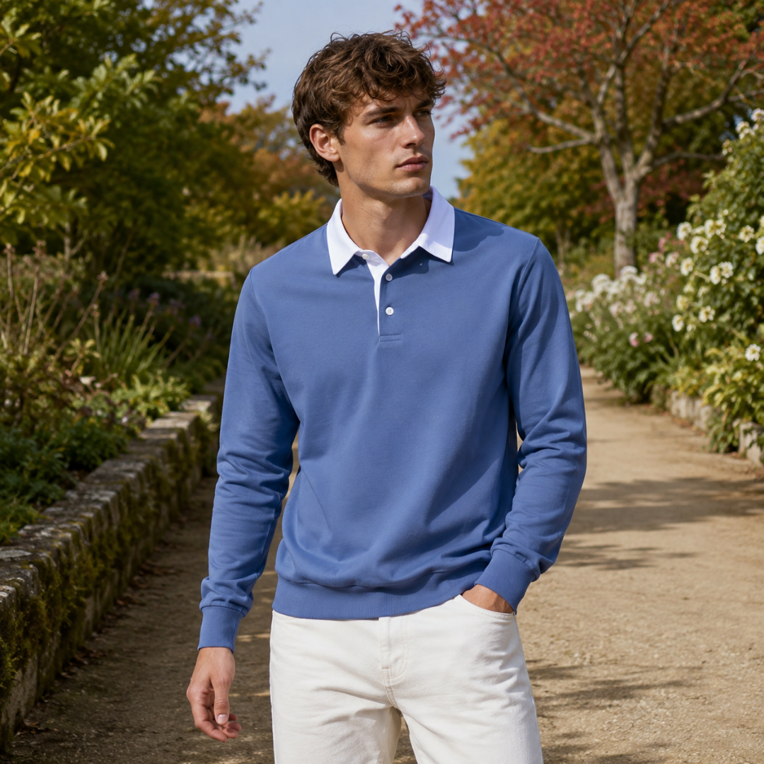 Sweat polo homme bleu moyen à col blanc, porté avec un pantalon écru