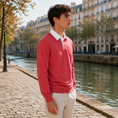 Homme de profil portant un sweat polo rouge à manches longues et poignets côtelés