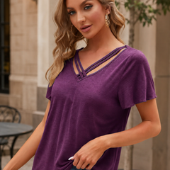 Gros plan sur le t-shirt rose, mettant en valeur le col V entrecroisé