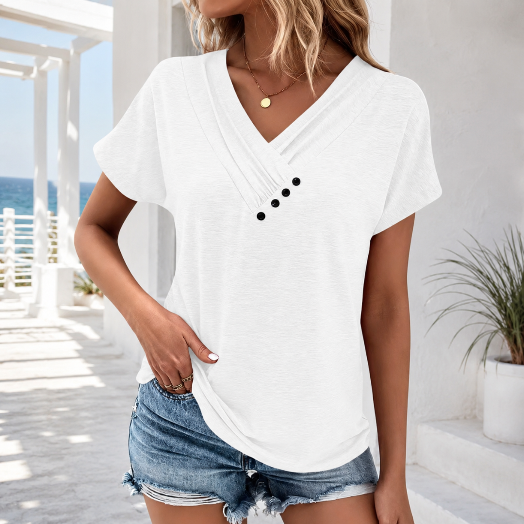 T-shirt blanc col V plissé avec boutons noirs, style estival épuré