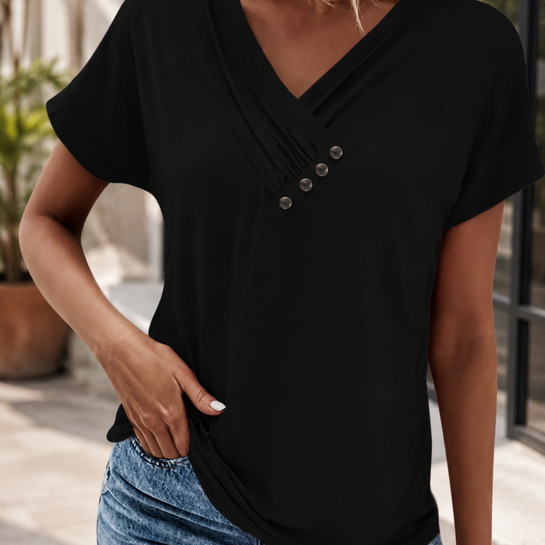 T-shirt noir col V plissé avec boutons, porté avec short en jean