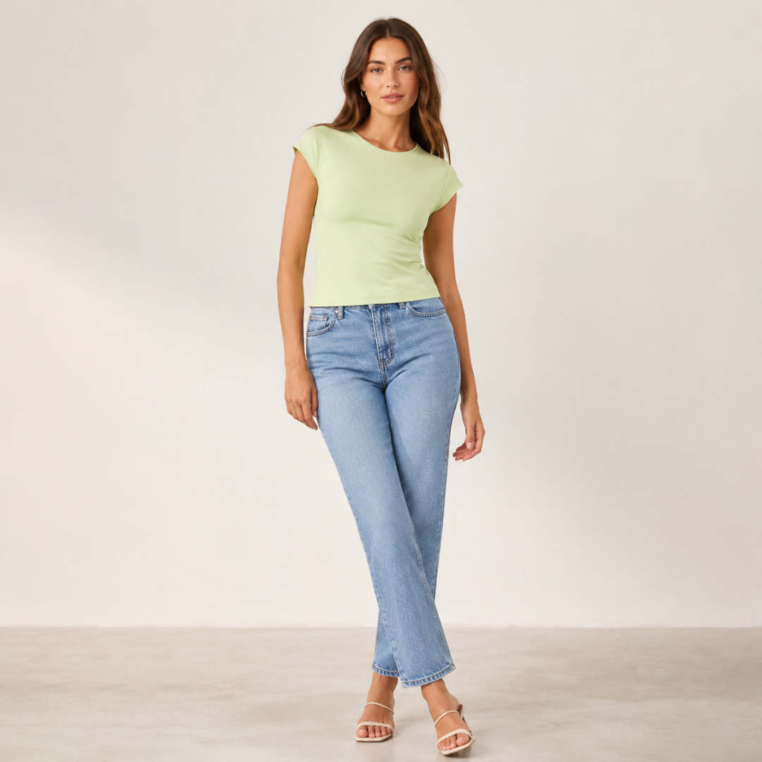 T-shirt femme vert clair à manches courtes tombantes et pantalon bleu clair