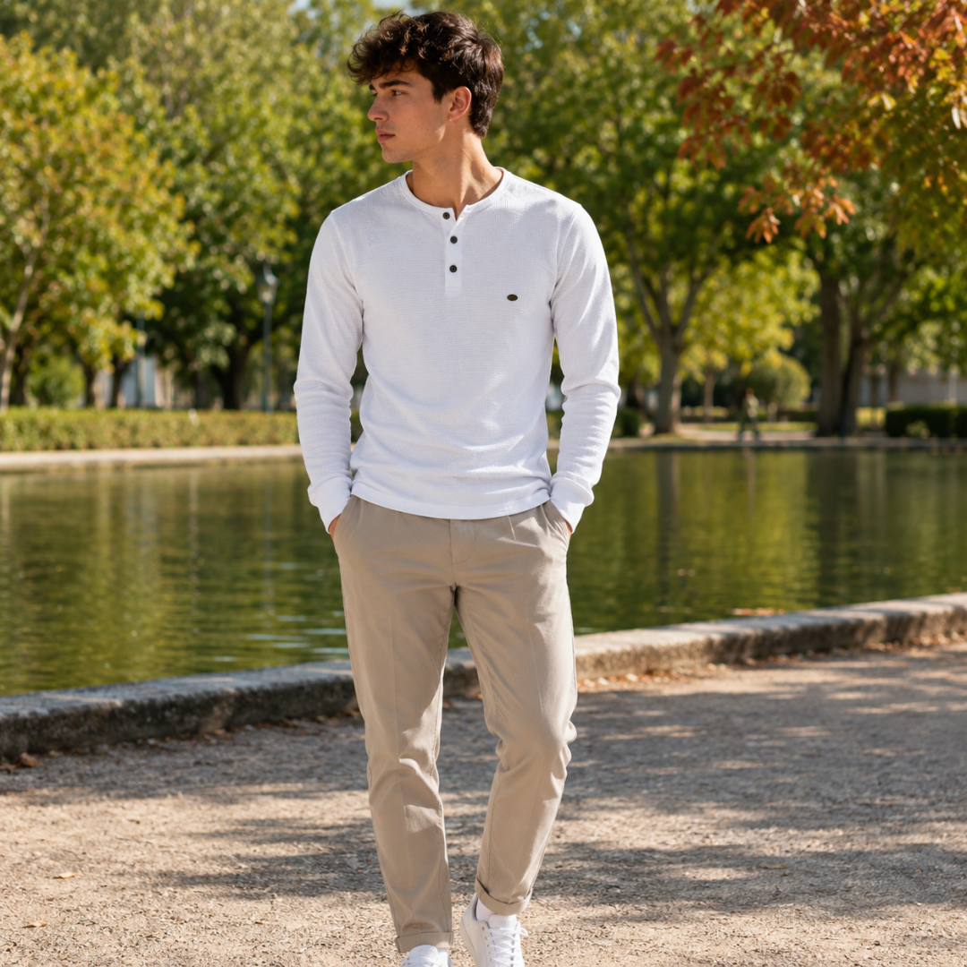 T-shirt homme blanc à col tunisien boutonné et maille gaufrée, manches longues