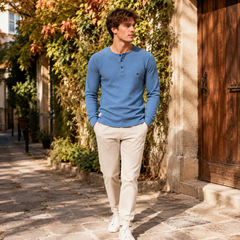 T-shirt homme bleu clair à col tunisien, petite étiquette latérale sur le bas