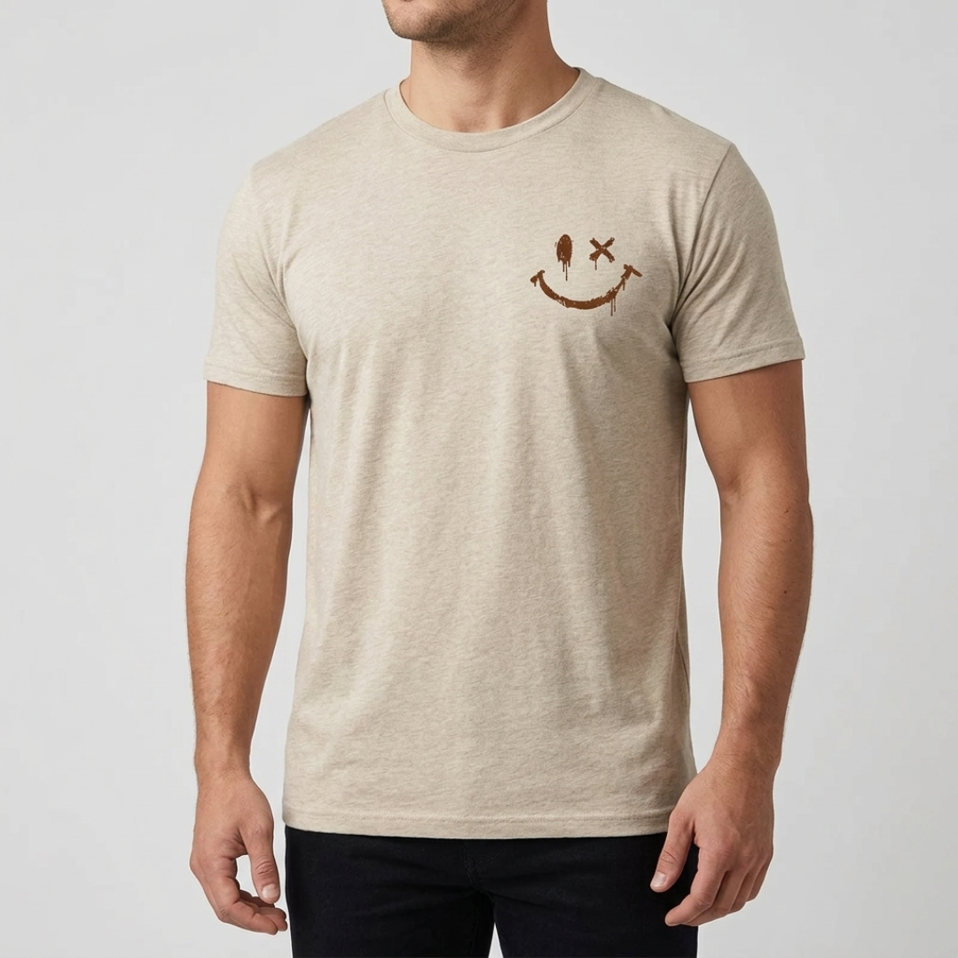 T-shirt homme beige avec imprimé smiley discret sur la poitrine, vue de face