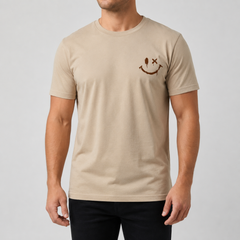 T-shirt homme beige avec imprimé smiley discret sur la poitrine, vue de face