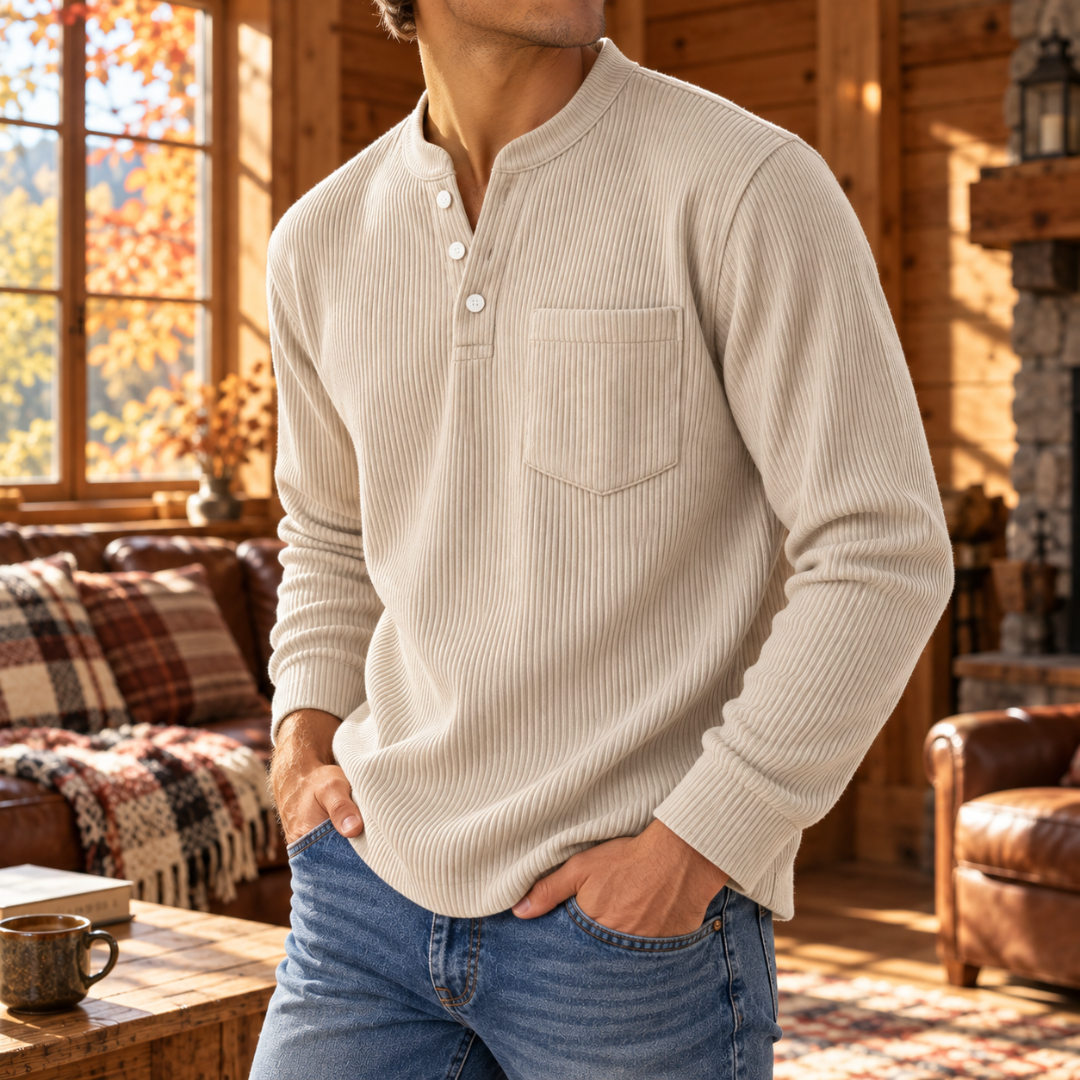 T-shirt homme blanc côtelé porté avec un pantalon bleu, trois boutons au col