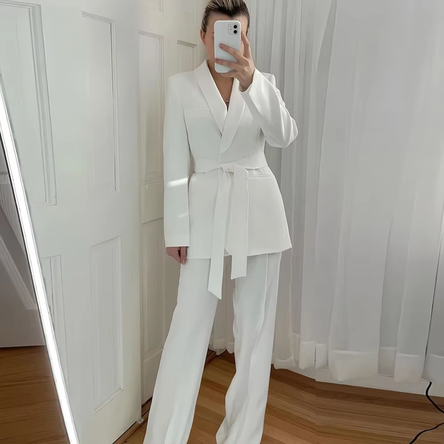 Tailleur femme blanc ceinturé, blazer à nœud et pantalon large fluide