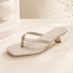 Tongs beige à bride entre-doigts et talon chaton, vue produit fond clair