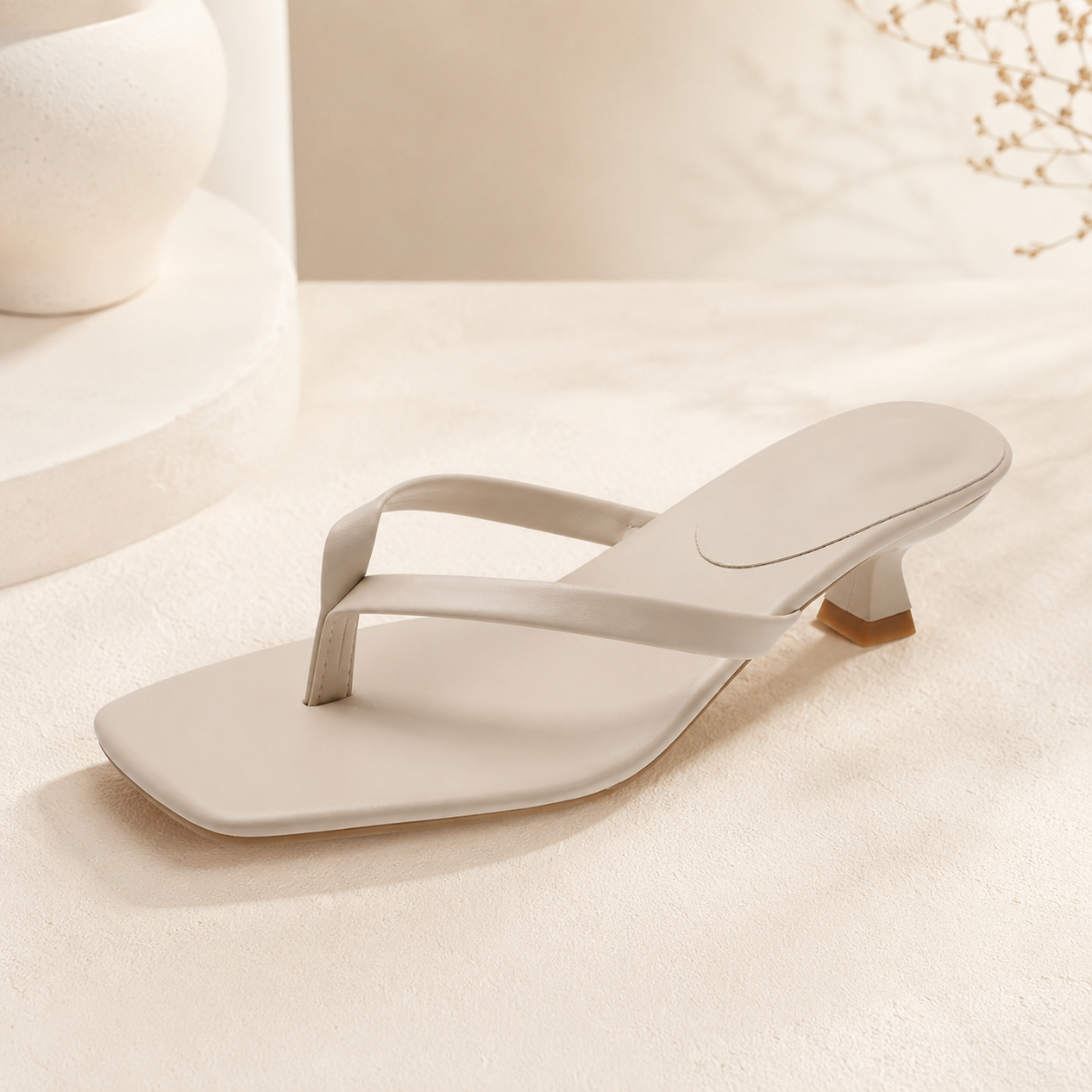Tongs beige à bride entre-doigts et talon chaton, vue produit fond clair