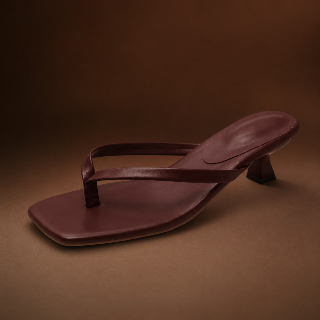 Tongs bordeaux à talon chaton, vue produit fond foncé