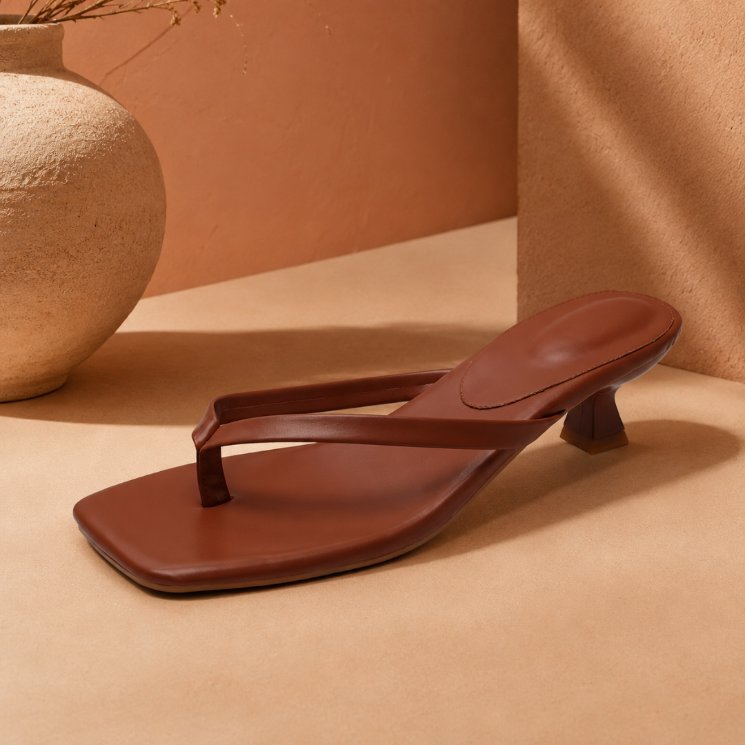 Tongs marron à talon chaton et bout carré, vue produit