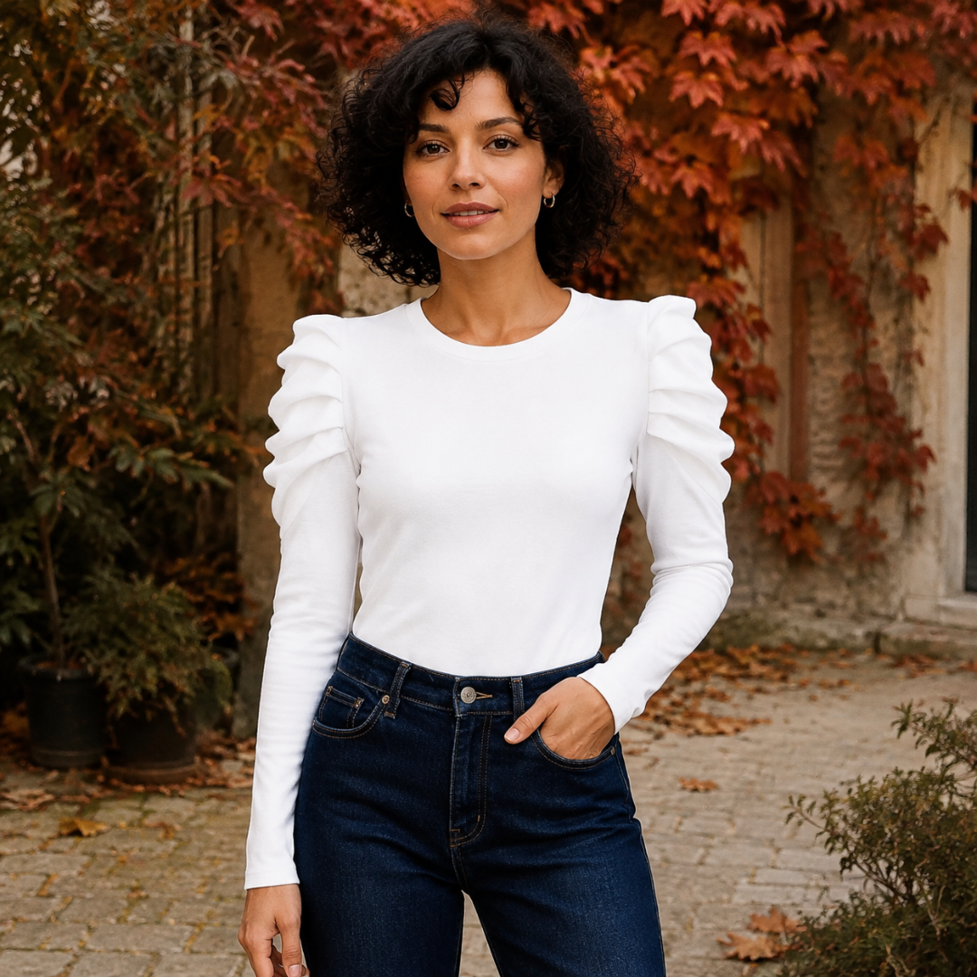 Top femme blanc à col rond et manches longues bouffantes, rentré à la taille