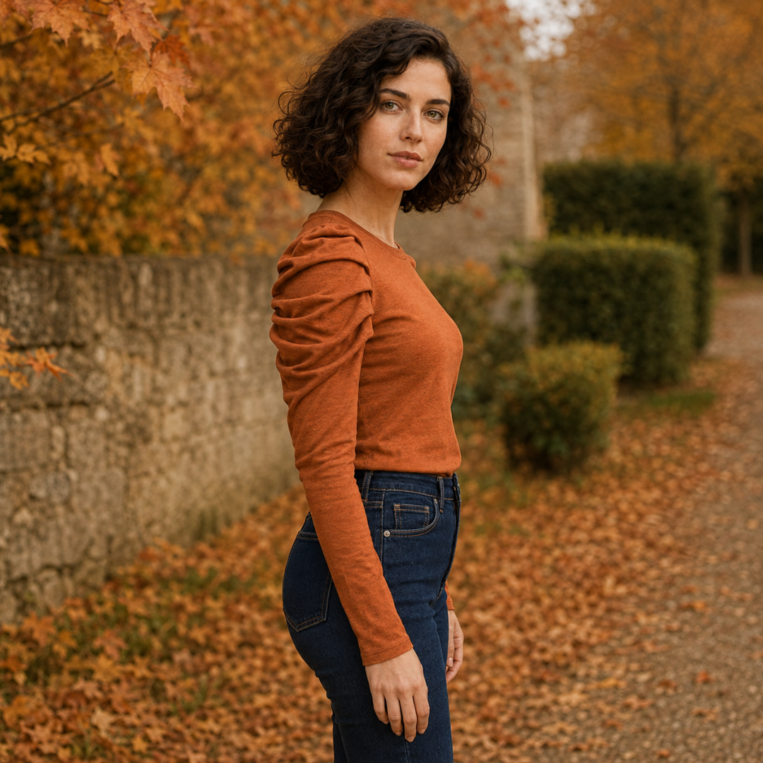 Vue de profil du top orange, fronces marquées sur le haut de la manche