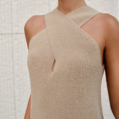 Top halter croisé en tricot khaki, vue de face rapprochée