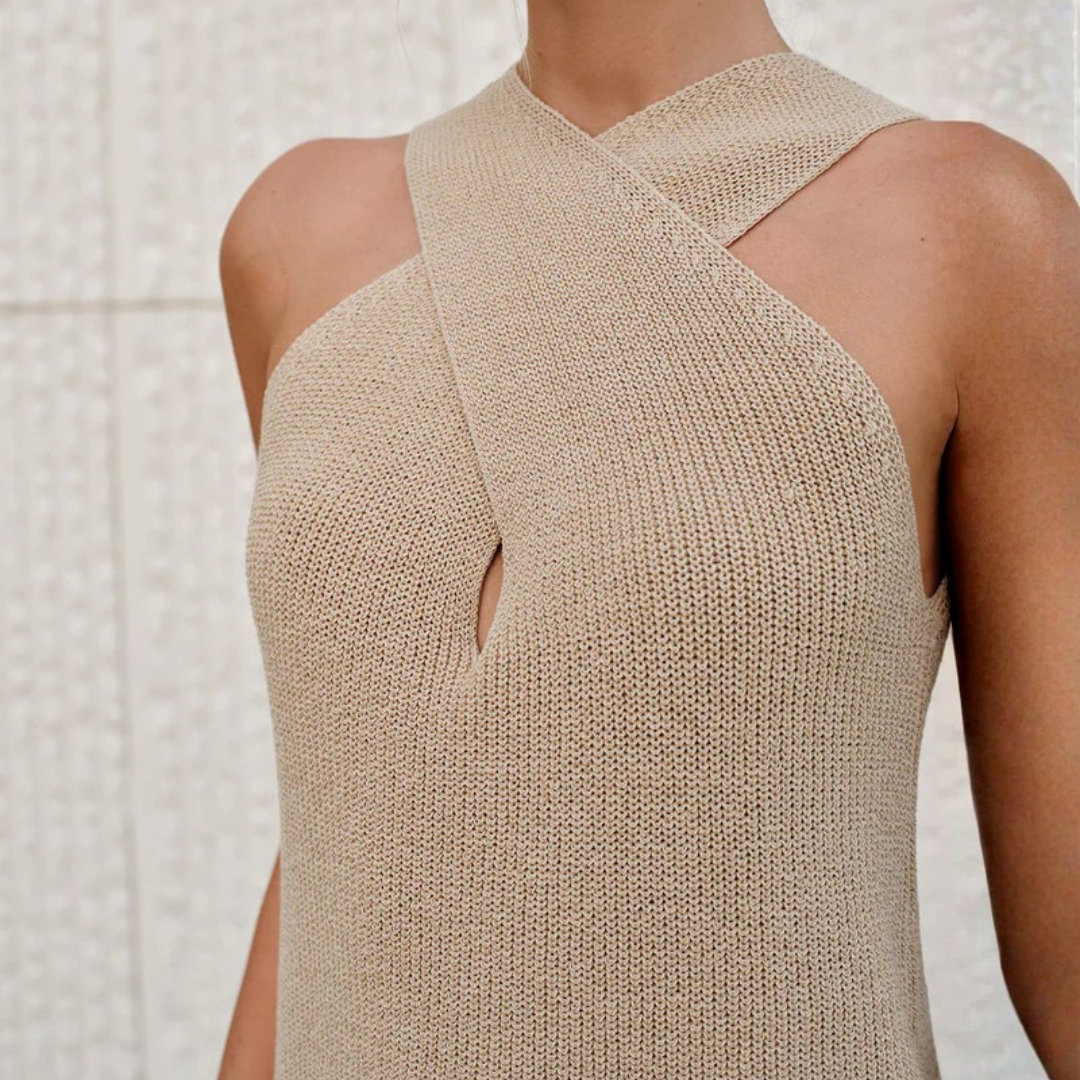 Top halter croisé en tricot khaki, vue de face rapprochée