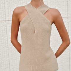 Top halter maille khaki porté avec pantalon blanc, vue de dos
