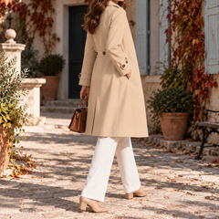 Trench beige vu de dos, ceinture et dos souligné d'une fente centrale